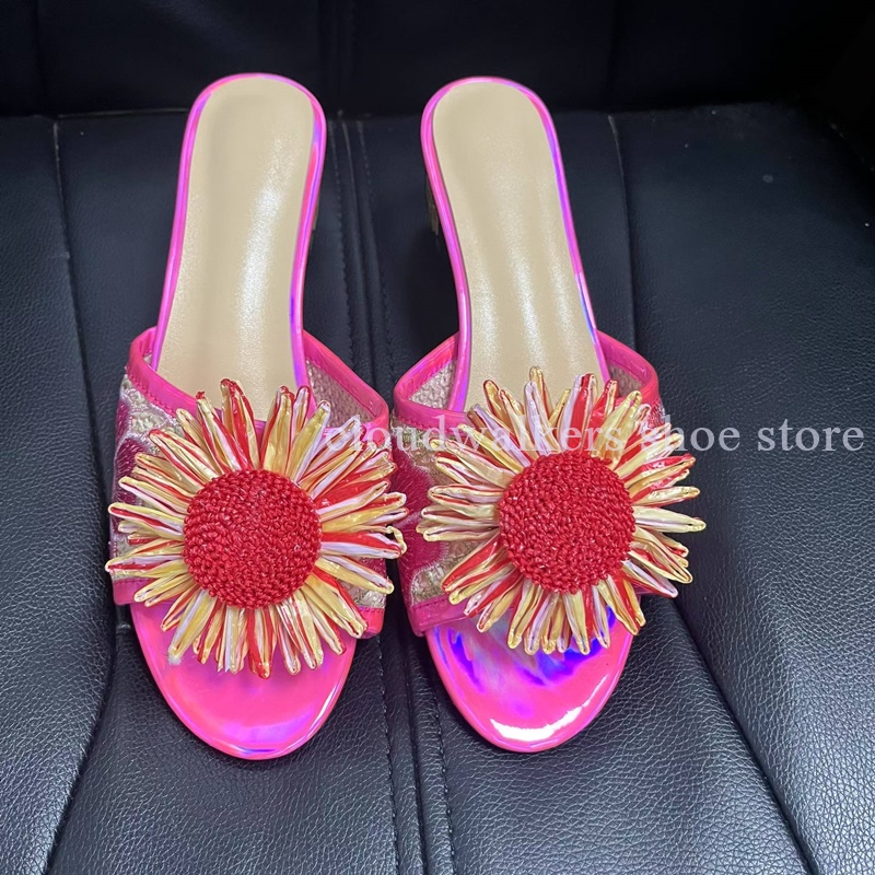 Embroidery Embellishments - Klapki letnie z tęczowym haftem, zdobione